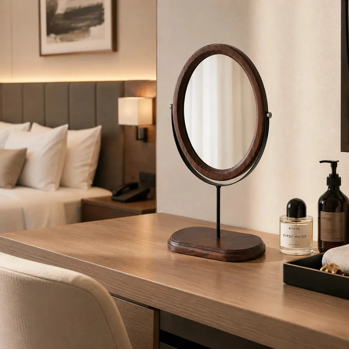 Espelho de mesa oval giratório Zenlart em quarto elegante