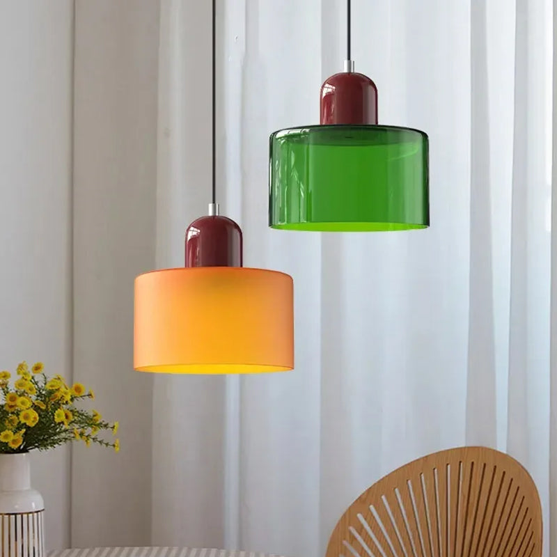 Luminaria pendente de vidro laranja em ambiente Zenlart