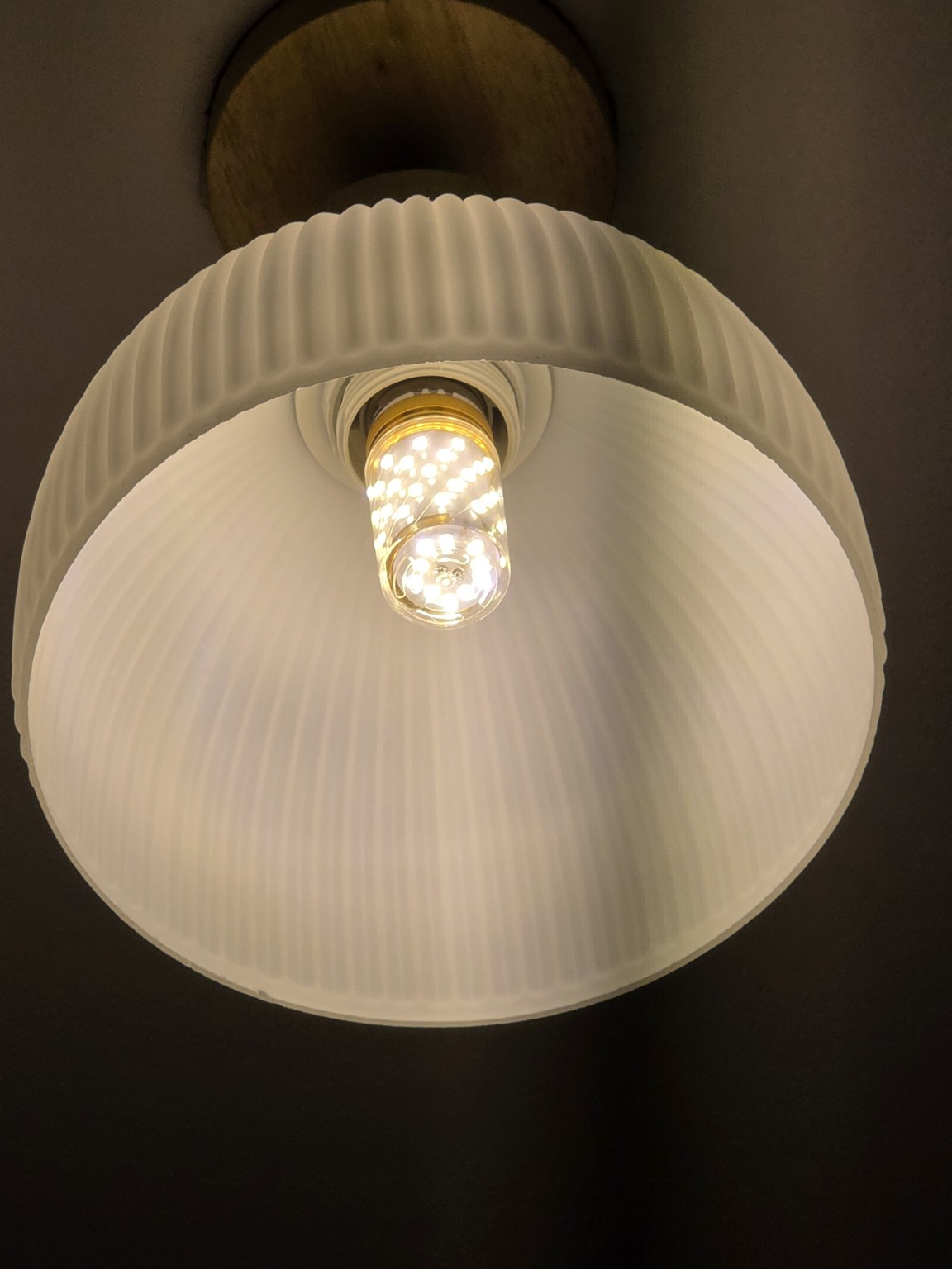 Luminária Pendente Nórdica Japandi Zenlart acesa com lâmpada LED E27 de luz quente