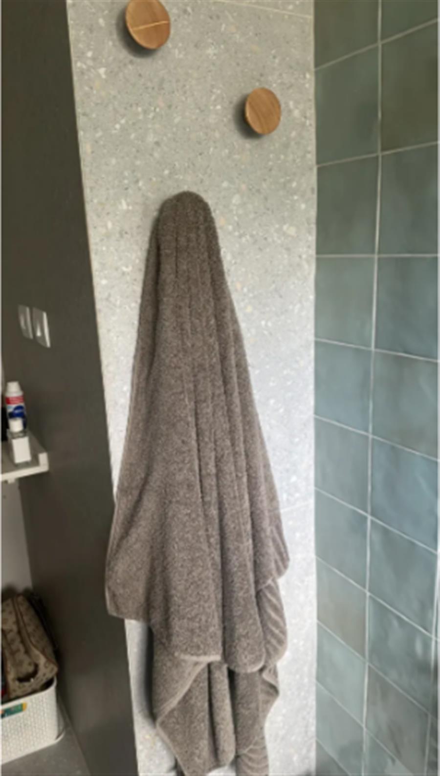 Foto real de cliente com ganchos de madeira maci&ccedil;a Zenlart no banheiro