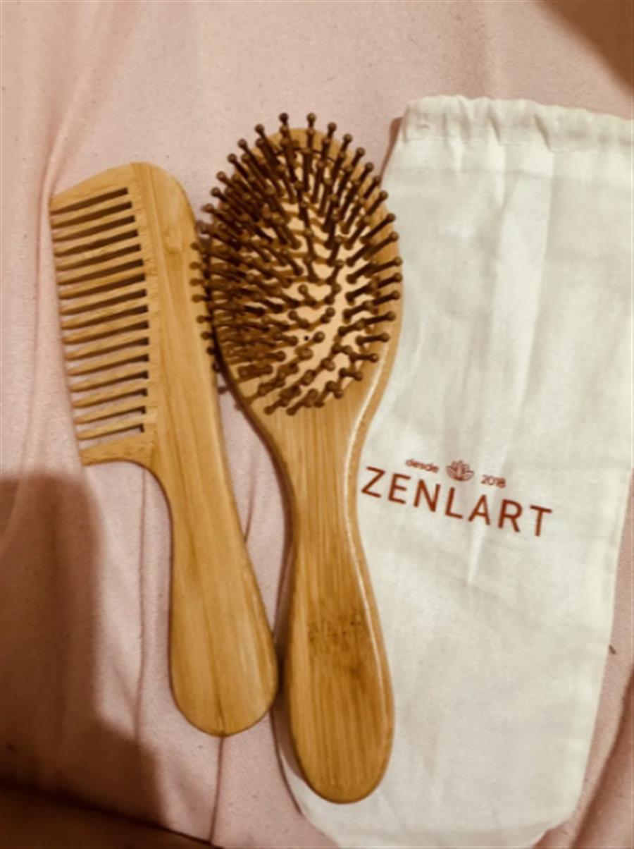 Foto real de cliente com kit escova e pente de madeira Zenlart