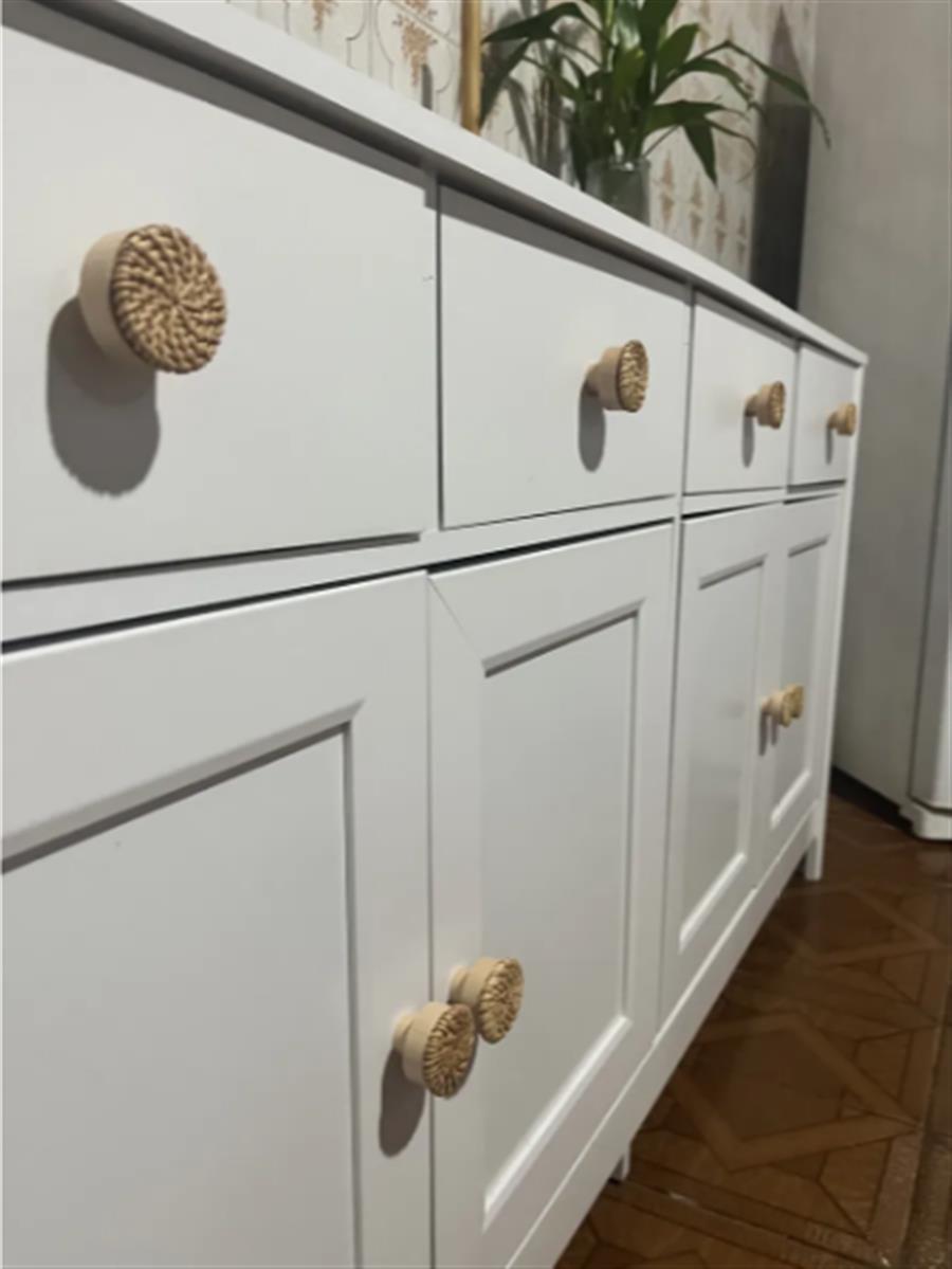 Foto real de cliente com puxadores de rattan Zenlart instalados em m&oacute;vel claro