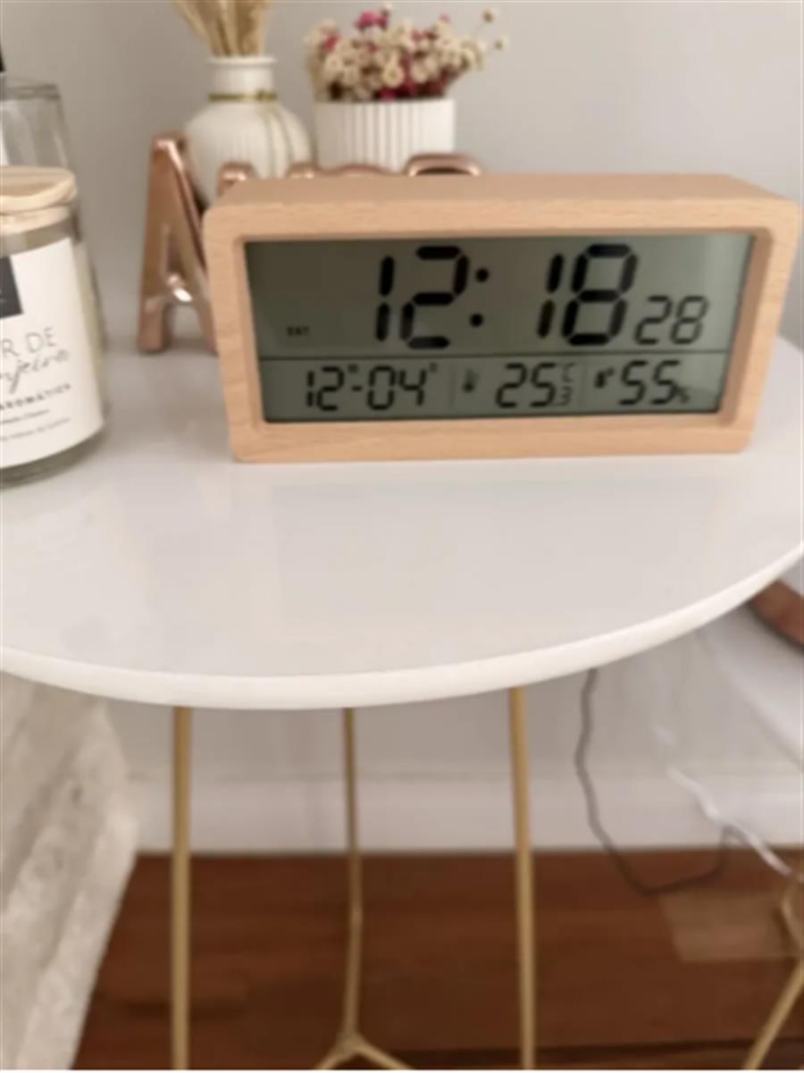 Foto real de cliente com rel&oacute;gio digital de bambu Zenlart